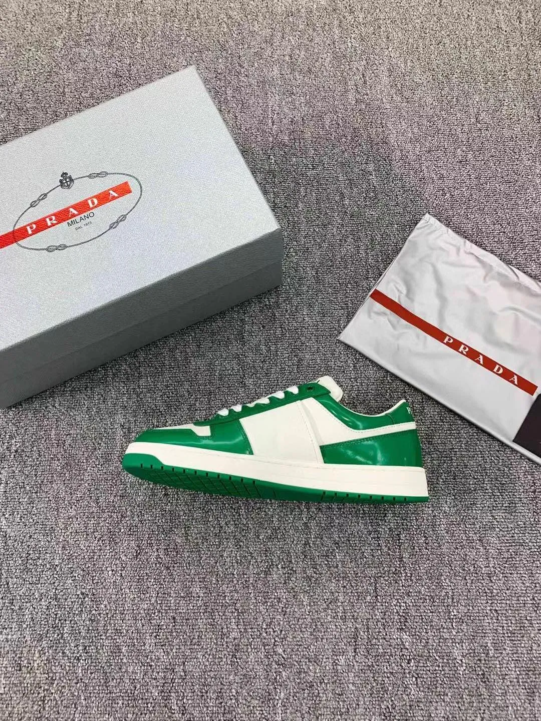 P380 Yuan 38-45 Prada Prada’s new men’s leather sports shoes, the highest version on the market, any comparison is welcome🆚! The original leather has excellent texture and is super high-end! Fetal sheep net lining imported from Italy, removable pad! Luxurious materials and fine workmanship, highly recommended!